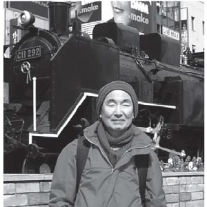 九州の出身。34歳のときに千葉大で胃がんの全摘手術を受ける。35歳でカナダに移住し、ガーデナー(植栽師)となる。3 年前にカナダで脳腫瘍を手術。(新橋駅SL広場)